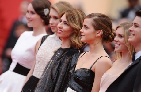 PHOTOS-Cannes-2013-Emma-Watson-et-ses-copines-de-The-Bling-Ring-pour-une-montee-des-marches-glamour_yahooExportPaysage